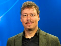 Amniotics vd Marcus Larsson mot blå bakgrund i BioStocks studio