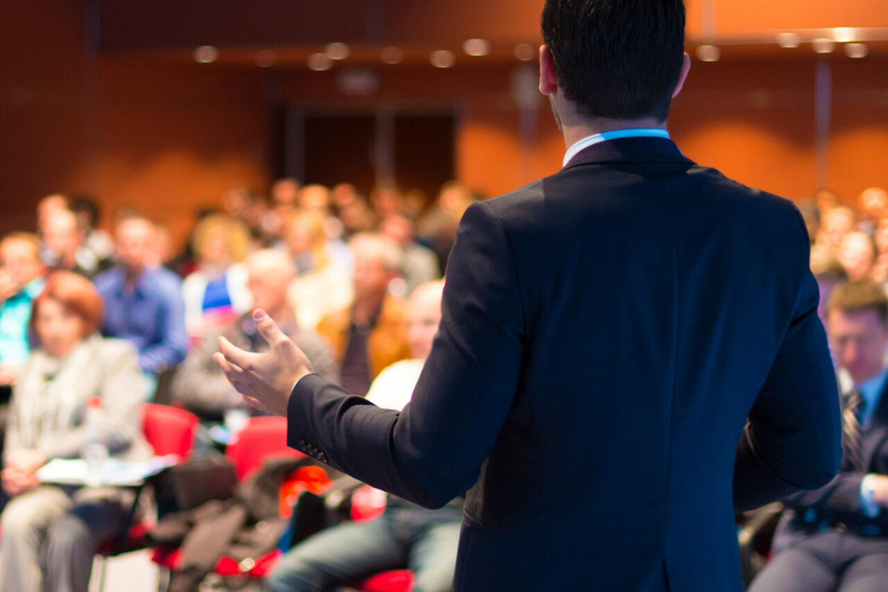 Abliva Euromit Man presenterar inför publik på konferens