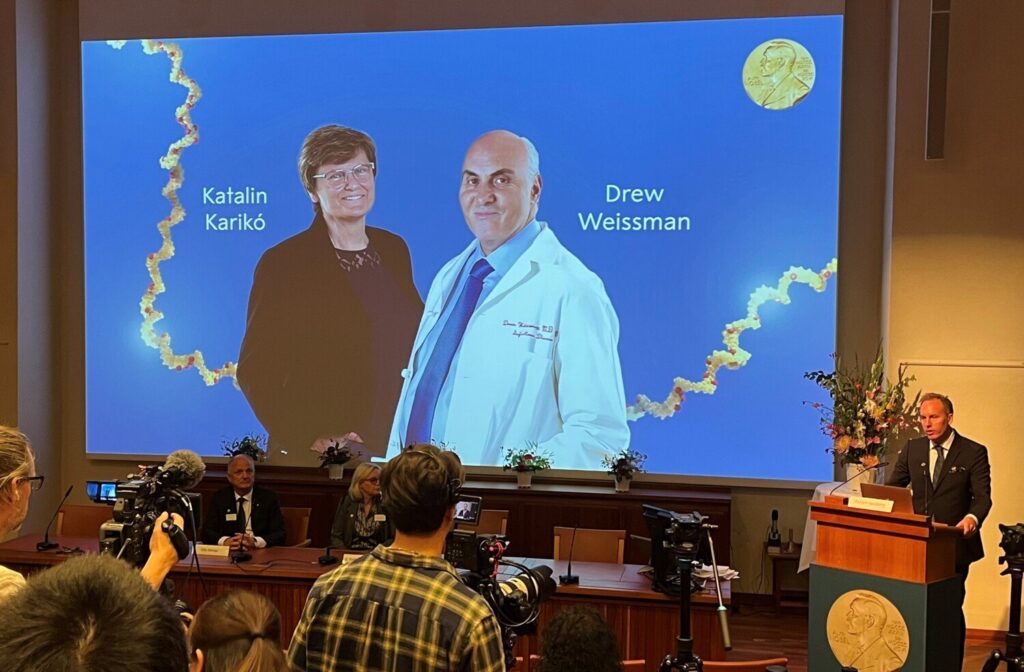 Katalin Karikó och Drew Weissman vid tillkännagivandet. Foto: Cecilia Odlind.