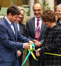 Tomer Feffer, vd Bayer Sverige knyter band med Matilda Ernkrans, Minister för forskning och Högre utbildning