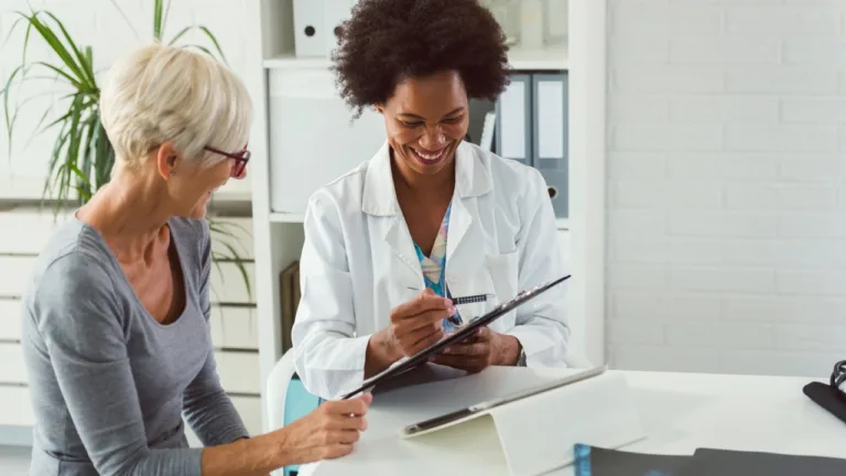 Patient och doktor med resultat